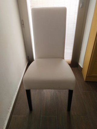 Silla blanca cómoda de tela