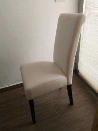 Silla blanca cómoda de tela