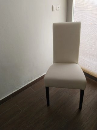 Silla blanca cómoda de tela