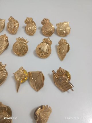 Lote 25 pins de fútbol (Ver fotos del anuncio)