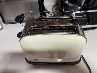 Tostadora Russell Hobbs crema