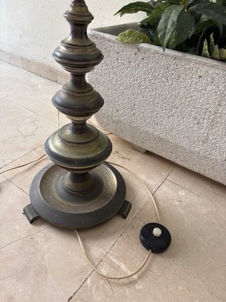 Lámpara antigua dorada y blanca