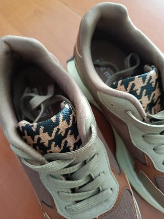 Zapatillas mujer beige y marrón