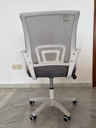 Silla de oficina gris y blanca