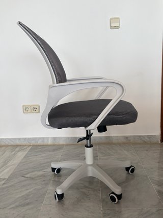 Silla de oficina gris y blanca