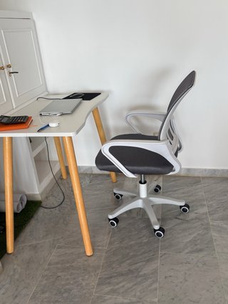 Silla de oficina gris y blanca