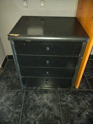 Escritorio negro con dos mesitas de 4 cajones