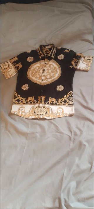 Camisa corta estampada negra y dorada