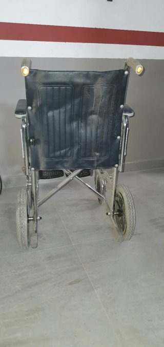 Silla ruedas antigua hospital para restaurar
