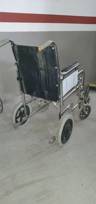 Silla ruedas antigua hospital para restaurar