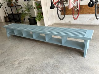 Banco de vestuario azul y gris