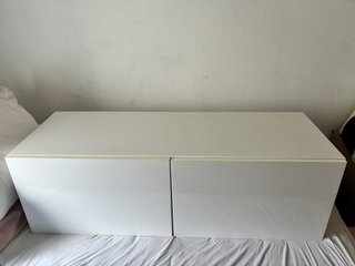 Mueble Bestå blanco con puertas