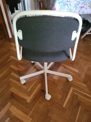 Silla de oficina negra y blanca