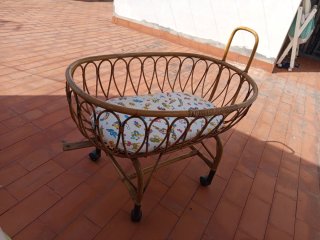Moisés de mimbre con ruedas