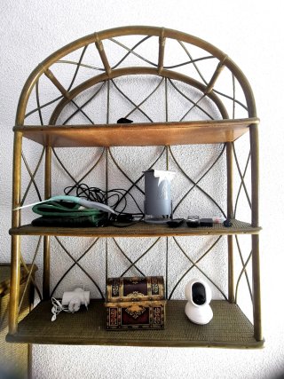Muebles de mimbre: Cómoda, espejo, estante