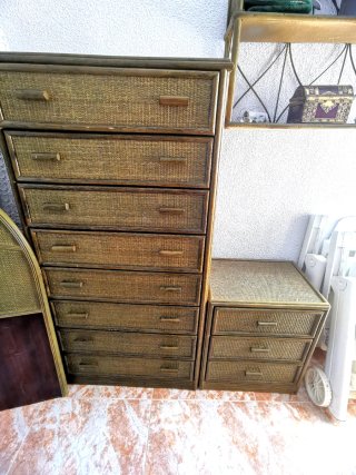 Muebles de mimbre: Cómoda, espejo, estante