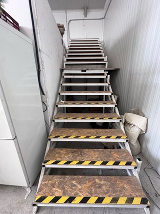 Escalera hierro industrial
