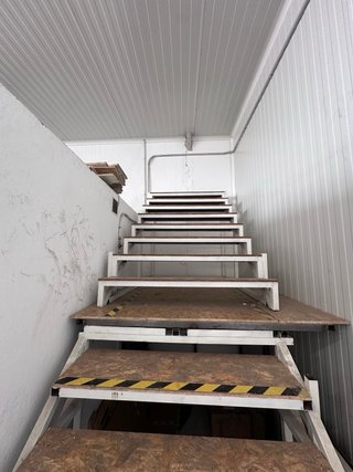Escalera hierro industrial