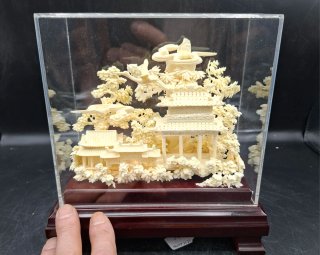 Diorama Chino Tallado a Mano en Urna de metacrilat