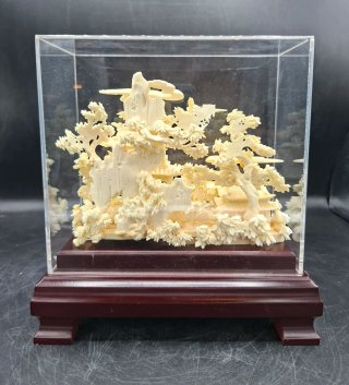 Diorama Chino Tallado a Mano en Urna de metacrilat