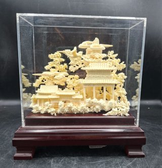 Diorama Chino Tallado a Mano en Urna de metacrilat