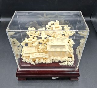 Diorama Chino Tallado a Mano en Urna de metacrilat