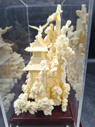 Diorama Chino Tallado a Mano en Urna de metacrilat