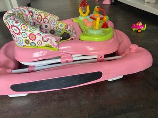 Andador bebé rosa con juguetes