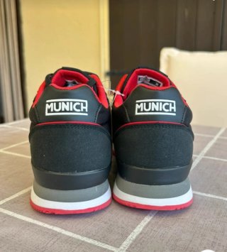 Zapatillas Munich Negras y Rojas Talla 41