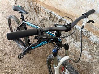 Bicicleta de Montaña Negra y Azul