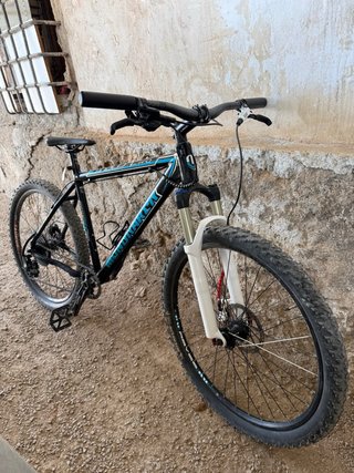 Bicicleta de Montaña Negra y Azul