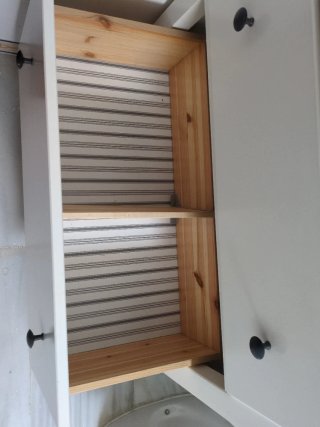 Mueble de baño blanco y madera