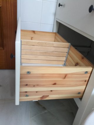 Mueble de baño blanco y madera