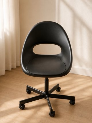 Silla de oficina negra con ruedas
