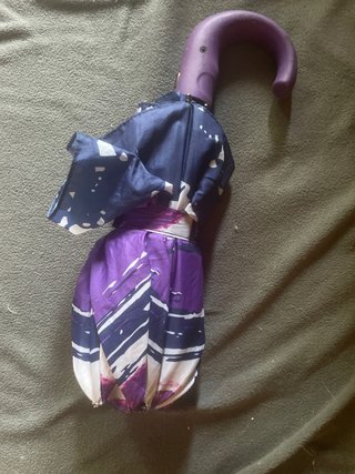 Paraguas plegable morado y azul
