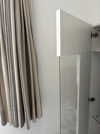 Vitrina blanca brillo con puertas de cristal