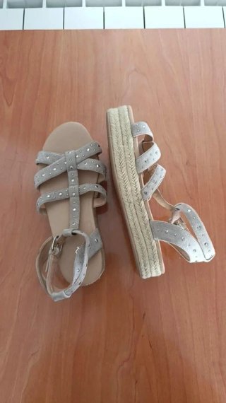 Sandalias beige plataforma tachuelas