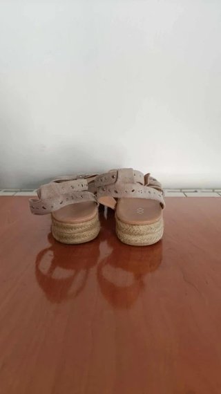 Sandalias beige plataforma tachuelas