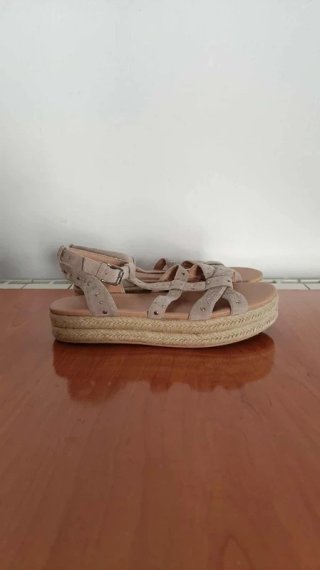 Sandalias beige plataforma tachuelas