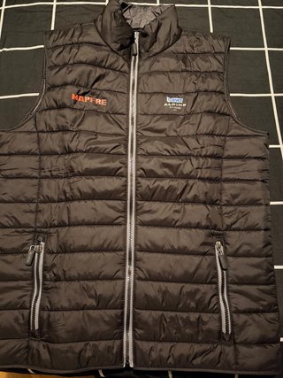 Chaqueta MAPFRE acolchada negra y chaleco a juego
