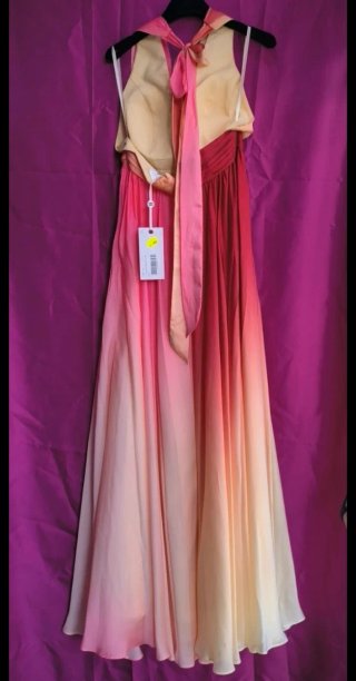 Vestido de fiesta degradado naranja y rosa.