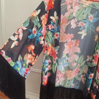 Kimono estampado floral con flecos