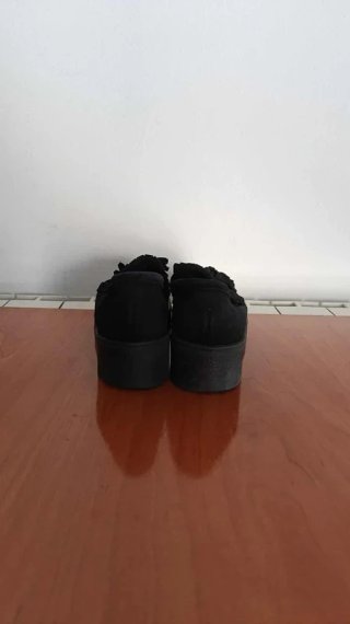 Mocasines negros con plataforma y flecos