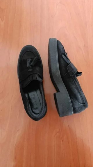 Mocasines negros con plataforma y flecos