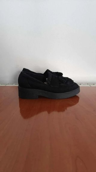 Mocasines negros con plataforma y flecos