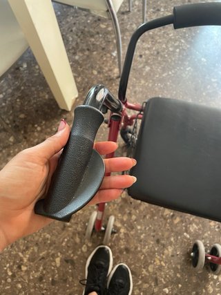 Andador con asiento y cesta (Rollator)