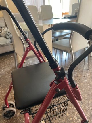 Andador con asiento y cesta (Rollator)