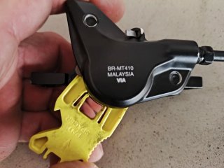 Freno Trasero Shimano BL-M410 de dos pistones.