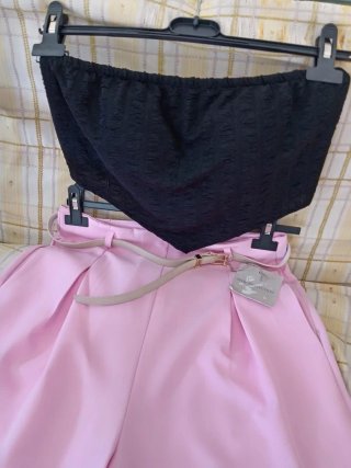Completo elegante nero e rosa