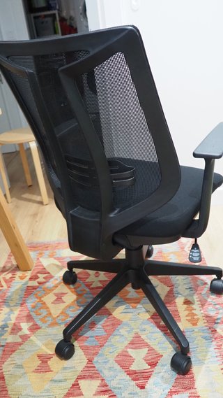 Silla de oficina ergonómica con reposabrazos